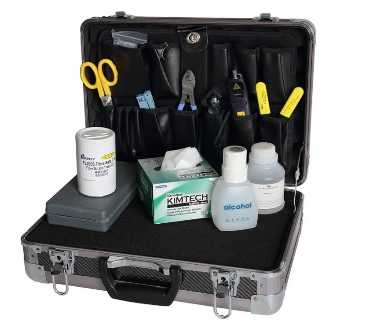 Zestaw narzędziowy do spawania w walizce serwisowej