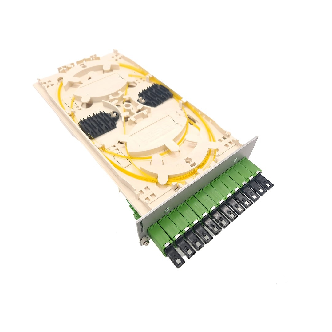 Wyposażony kompaktowy moduł kasetowy KMK-MCM-12-SCA, 12 adapterów SC/APC, 12 zakończeń SC/APC